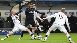 Aksi Karim Benzema (tengah)  melewati hadangan pemain Legia Warsawa pada laga grup F Liga Champions di Stadion Polish Army, Warsawa, Polandia (2/11/2016). (AFP/Janek Skarzynski)