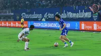 Gelandang Persib Bandung, Thom Haye. (Bola.com/Erwin Snaz)
