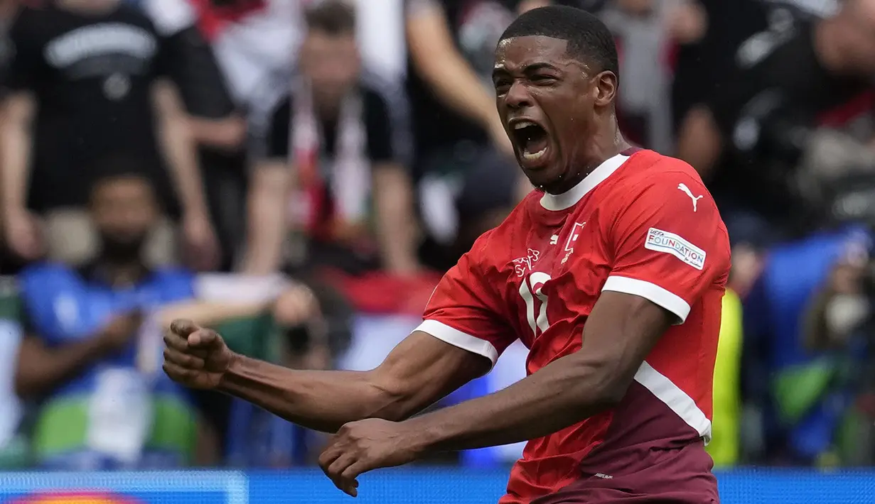 Selebrasi striker Timnas Swiss, Kwadwo Duah setelah mencetak gol pertama timnya ke gawang Timnas Hungaria pada laga Grup A Euro 2024 di RheinEnergie Stadium, Cologne, Jerman, Sabtu (15/6/2024). (AP Photo/Darko Vojinovic)