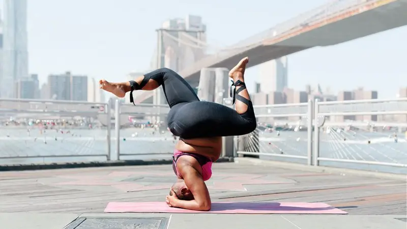 Headstand Adalah Berdiri Terbalik dengan Kepala, Begini Cara Melakukannya