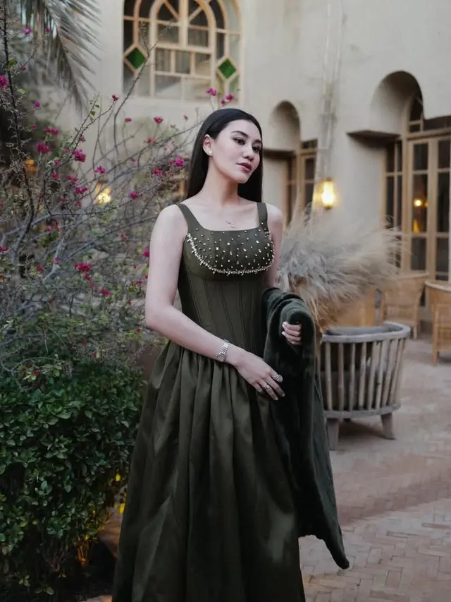 Aaliyah Massaid Kondangan ke Maroko pakai dress hijau. [@aaliyah.massaid]