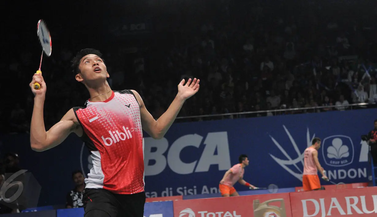 Salah satu aksi Christie Jonatan saat melawan Lee Hyun Ill di Indonesia Open Superseries Premier 2015, Jakarta, Rabu (4/6/2015).  Christie berhasil menekuk Lee Hyun Ill dalam pertandingan tersebut.(Liputan6.com/Herman Zakharia)