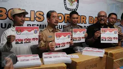 Petugas menunjukkan kertas suara Pilkada DKI Jakarta 2017 sebelum proses pelipatan di Gudang Logistik KPU Jakarta Pusat, Senin (24/1). Saat ini ada 154 dus berisi surat suara tersimpan di gudang logistik KPU Jakpus. (Liputan6.com/Gempur M Surya)