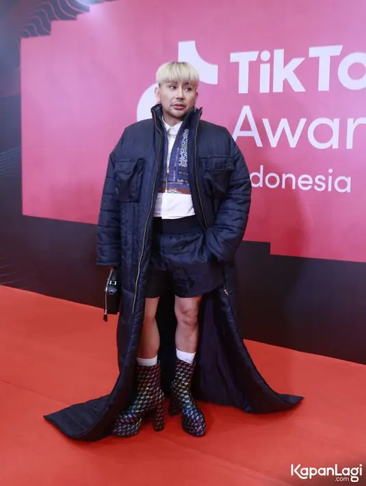<p>Caren Delano tampil glamor dengan mengenakan padded jacket. Ia menyempurnakan penampilannya dengan celana pendek dan boots. [Foto: KapanLagi.com/Bayu Herdianto]</p>