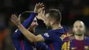 Pemain Barcelona, Jordi Alba (kanan) merayakan gol bersama rekannya Lionel Messi pada laga Copa del Rey di Camp Nou stadium, Barcelona, (11/1/2018). Barcelona menang 5-0 atas Celta Vigo. (AP/Manu Fernandez)
