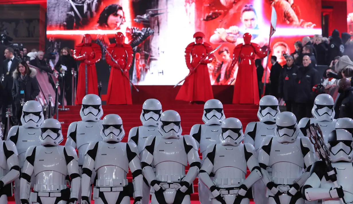 Pasukan Stormtroopers dan Praetorian berpose di karpet merah selama Premiere Star Wars Eropa: Jedi Terakhir di Royal Albert Hall di London, Inggris (12/12). (AFP Photo/Daniel Leal-Olivas)