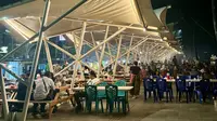 Suasana Kampung Ujung, Labuan Bajo, Nusa Tenggara Timur (NTT), yang ditetapkan sebagai&nbsp;Zona Kuliner Halal, Aman, dan Sehat (KHAS) pertama di timur Indonesia dalam rangkaian puncak acara Festival Syawal 1445 H LPPOM MUI, 8 Mei 2024. (Liputan6.com/Asnida Riani)