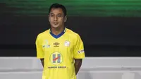 Pemain Barito Putera, Samsul Arif memperkenalkan jersey baru saat peluncuran Liga 1 Indonesia 2018 di Studio 5 Indosiar, Jakarta, Senin (19/3/2018). Liga 1 akan mulai digelar pada Jumat (23/3). (Bola.com/Vitalis Yogi Trisna)