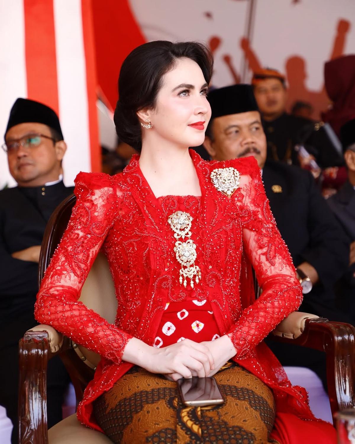 Potret Cantik Arumi Bachsin Kenakan Kebaya Merah, Disebut Bak Bidadari