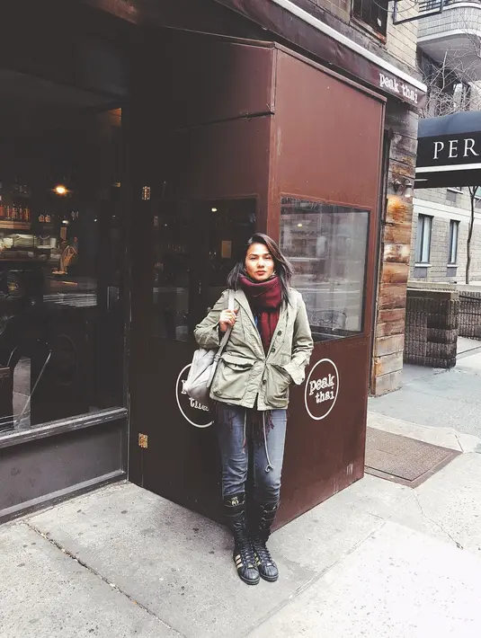 Nah untuk yang satu ini gaya Nova saat berada di luarnegeri. Nova begitu cantik dengan celana jeans yang dipadukan parka dan scarf berwarna merah. Selain itu Nova juga mengenakan boots hitam. (Instagram/novaelizastory)