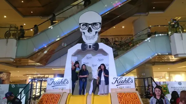 Bermain dan mencoba skincare dari Kiehl's
