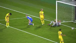 Pemain Ukraina Artem Dovbyk (tengah) mencetak gol ke gawang Swedia pada pertandingan babak 16 besar Euro 2020 di Stadion Hampden Park, Glasgow, Selasa (29/6/2021). Ukraina menang 2-1. (AP Photo/Andy Buchanan, Pool)