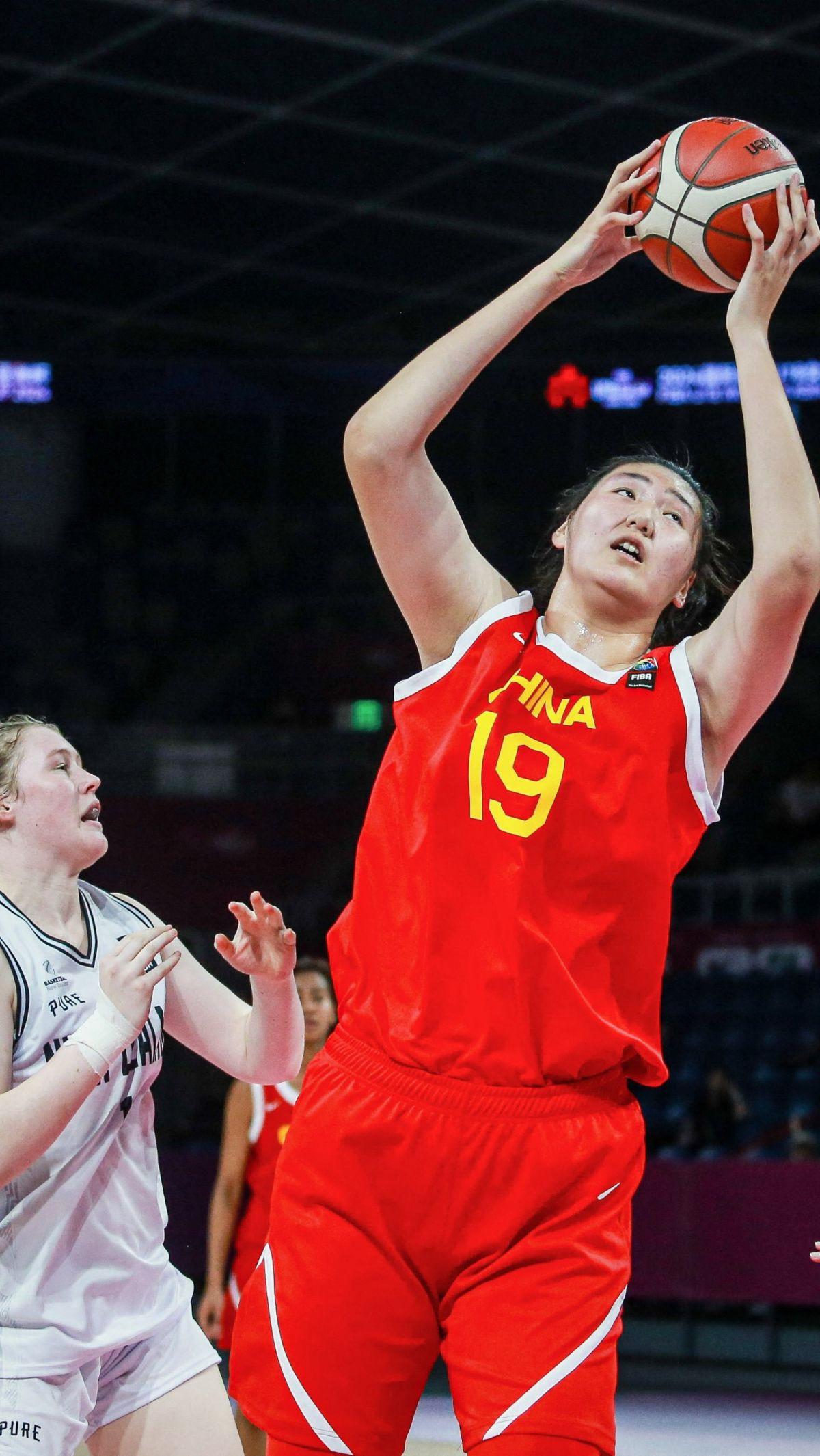 Ayah Zhang Ziyu mempunyai tinggi sekitar 2,13 meter sementara Ibunya mempunyai tinggi 1,98 meter. Lahir dari keluarga yang juga pebasket Zhang Ziyu telah berlatih basket sejak usia lima tahun bersama orang tuanya.&nbsp;Foto: AFP<br>