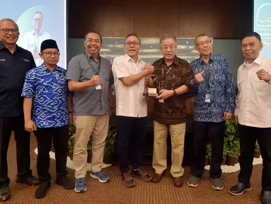Menteri Perdagangan Zulkifli Hasan (tengah) foto bersama saat melakukan pertemuan dengan petani tembakau di Kudus, Jawa Tengah, Rabu (2/8/2023). Pada pertemuan tersebut, Zulkifli Hasan menyampaikan bahwa pemerintah akan terus melindungi kesejahteraan petani tembakau dan cengkih di dalam negeri agar tetap berkembang. (Foto: Kementerian Perdagangan RI)