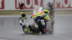 Pebalap Moto 2, Xavier Simeon dari Belgia terjatuh pada lintasan balapan  San Marino Motorcycle Grand Prix di Sirkuit Marco Simoncelli, San Marino (10/9/2017). (AP/Antonio Calanni)