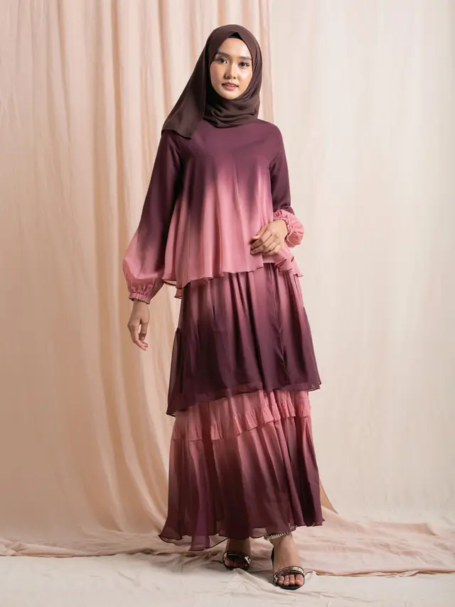 Gamis dengan Detail Ruffle dan Layer Bertumpuk
