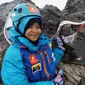 Khansa Syahlaa saat berada di puncak Gunung Cartenz, yang merupakan puncak tertinggi di Papua sekaligus di Indonesia. 