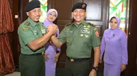 Mayjen TNI Endang Sodik (kiri) menyerahkan jabatan Kapuspen TNI kepada Brigjen TNI Tatang Sulaiman (kanan). (Puspen TNI)
