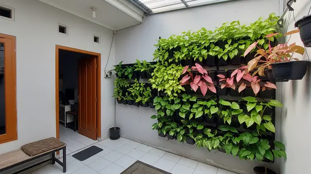 Desain Teras Sederhana Area Hijau untuk Rumah Dengan Taman Vertikal