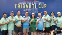 Utusan Khusus Presiden Bidang Pembinaan Generasi Muda dan Pekerja Seni Raffi Ahmad menantang Wakil Menteri Imigrasi dan Pemasyarakatan dalam laga ekshibisi di tengah turnamen Invitasi Tennis Executive Trisakti Cup 2025. (Istimewa)