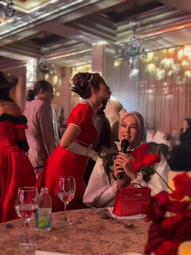 Paula Verhoeven sukses menciptakan kesan effortless beauty yang anggun dan berkelas di 8th Anniversary MS Glow (Instagram/@paula_verhoeven)