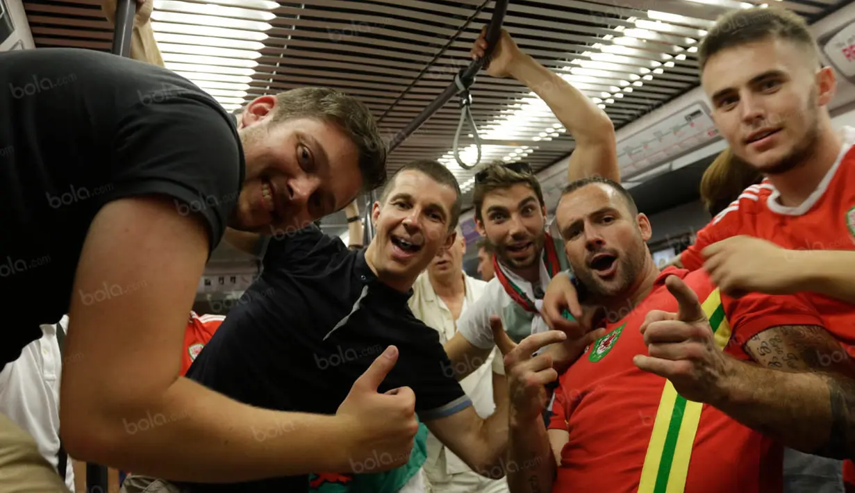 Wales.. Wales.. Wales.. menjadi yel-yel yang tak terlupakan oleh para fans dari gelaran Piala Eropa 2016 di Prancis. (Bola.com/Vitalis Yogi Trisna)