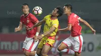 Pemain Bhayangkara FC, Ilham Udin mengontrol bola saat melewati dua pemain Persija Jakarta pada lanjutan Liga 1 2017 di Stadion Patriot Bekasi, Sabtu (12/11/2017). Bhayangkara kalah dari Persija 1-2. (Bola.com/Nicklas Hanoatubun)