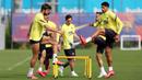 Para pemain Barcelona menggelar latihan di Joan Gamper, Barcelona, Senin (25/5/2020). Latihan tersebut untuk persiapan jelang kembali bergulirnya La Liga Spanyol. (AFP/Miguel Rui)