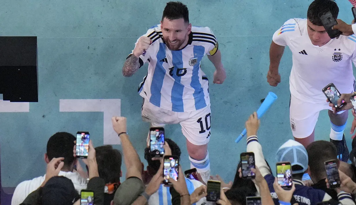 Pemain Argentina, Lionel Messi merayakan kemenangan timnya saat perempat final Piala Dunia 2022 setelah mengalahkan Belanda di babak adu penalti yang berlangsung di Stadion Lusail, Jumat (09/12/2022) waktu setempat. Laga yang awalnya imbang 2-2 hingga extratime 2x15 menit, dimenangkan oleh Argentina pada babak adu penalti dengan skor 4-3. (AP/Ricardo Mazalan)