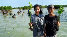Komunitas Forum Kreatifitas (FOK'R) melakukan aksi penanaman mangrove pada kegiatan “CARE SHARE REUNION” (Liputan6.com/Miftahul Hayat).