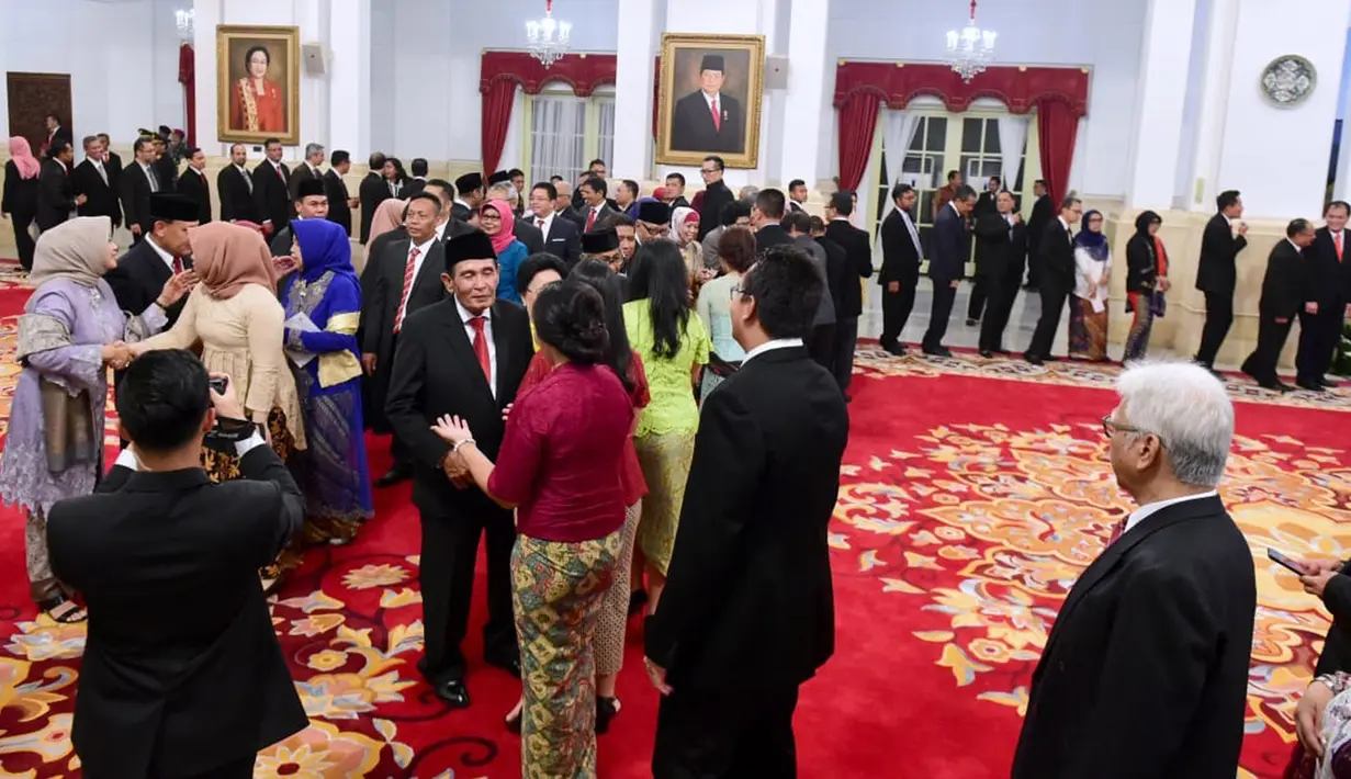 Suasana usai pelantikan Dewan Pengawas KPK di Istana Negara, Jakarta, Jumat (20/12/2019). Lima anggota Dewan Pengawas KPK terdiri dari Tumpak Hatorangan Panggabean sebagai ketua serta Harjono, Albertina Ho, Artidjo Alkostar, Syamsudin Haris sebagai anggota. (Foto: Biro Pers Setpres)