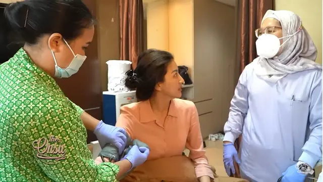 Sering Alami Migrain, Ini 7 Momen Sarwendah Jalani Operasi Ditemani Buah Hatinya