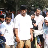 Duka menyelimuti pemeran juga presenter Ibnu Jamil. H. Syaipudin ayah Ibnu Jamil meninggal dunia Rabu (21/6/2023) malam. Kamis pagi, jenazah ayah Ibnu Jamil dimakamkan di TPU Kober, Petukangan Selatan.  Berikut beberapa potretnya. [Foto: Adrian Putra/Fimela.com]