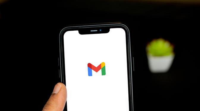 Ilustrasi cara membuat email, Gmail, smartphone. (Photo by Solen Feyissa on Unsplash)