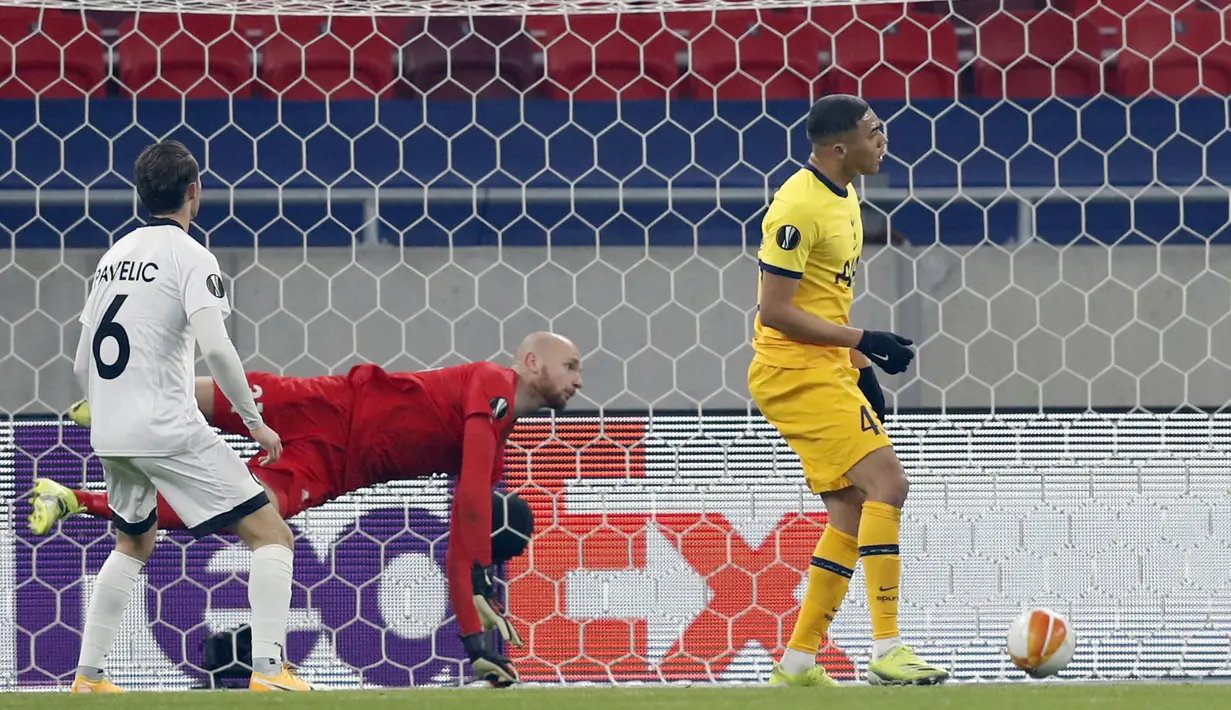 Bek Tottenham, Carlos Vinicius berselebrasi  usai mencetak gol ke gawang Wolfsberger AC pada leg pertama babak 32 besar Liga Europa di stadion Puskas Arena di Budapest, Hongaria, Jumat (19/2/2021). Tottenham menang telak atas Wolfsberger 4-1. (AP Photo/Laszlo Balogh)