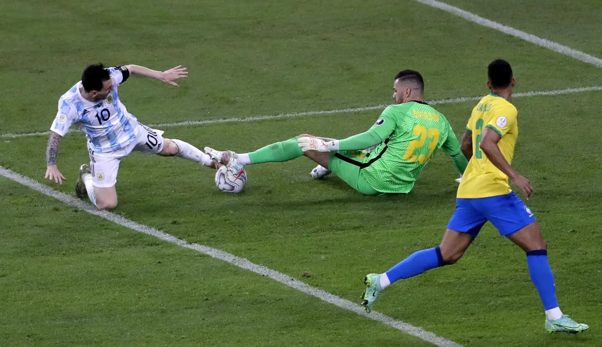 Ketika laga tinggal tersisa dua menit waktu normal, Lionel Messi membuat peluang emas. Menerima umpan matang De Paul, Messi yang berada tepat di depan Ederson gagal mencetak gol. Tambahan waktu lima menit yang diberikan, tak menubah skor 1-0 hingga akhir pertandingan. (Foto: AP/Silvia Izquierdo)