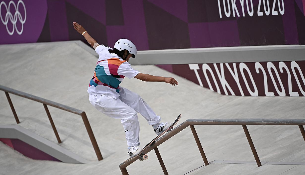 Atlet 13 tahun ini mampu koleksi poin sebanyak 15,26 unggul dari atlet Brasil, Rayssa Leal yang berhasil catatkan 14,64 poin. Di posisi ketiga ditempati oleh rekan senegara Nishiya Momiji, Nakayama Funa yang mengantongi poin sebanyak 14,49. (Foto: AFP/Lionel Bonaventure)