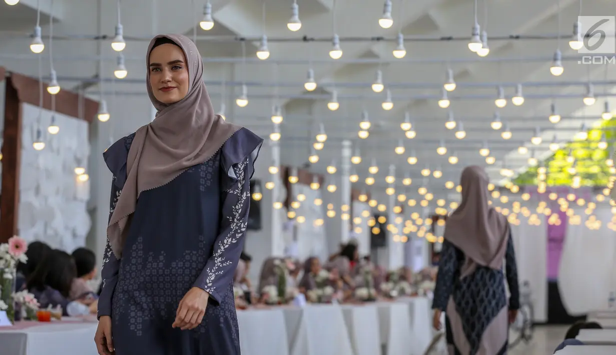 Model membawakan busana karya desainer Intan Kusuma dan Atina Maulia di Akuatik GBK Senayan, Jakarta, Kamis (2/5/2019). Menyambut bulan suci Ramadan sebanyak 30 koleksi busana hijab diperagakan yang mengusung tema Vanilla Anual Show 2019 Menyapa Senja. (Liputan6.com/Fery Pradolo)