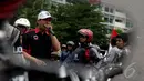 Perwakilan demonstran saat melakukan orasi menuntut dicabutnya larangan sepeda motor melintas di Jalan MH Thamrin dan Medan Merdeka Barat, Jakarta, Kamis (8/1/2015). (Liputan6.com/Faizal Fanani)