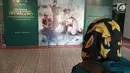 Seorang wanita mengunjungi pameran gambar babad Diponegoro di Museum Jogja Galeri,  Yogyakarta,  Minggu (10/2). 51 Seniman mengikuti acara pameran ini yang menceritakan perang Jawa Pangeran Diponegoro melawan penjajah Belanda. (Liputan6.com/Gholib)