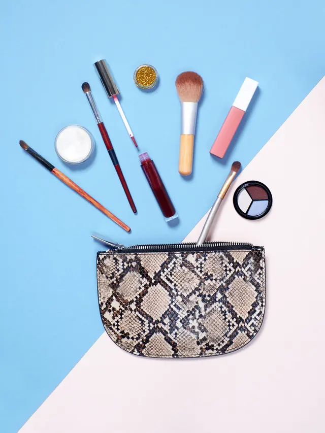 Contoh ilustrasi makeup bag