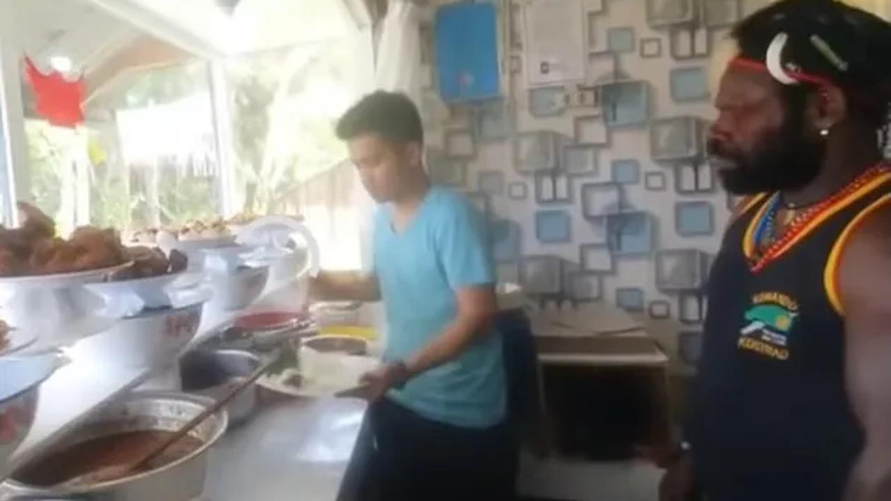 Saat diajak untuk makan di sebuah warung nasi, Kogoya tampak malu-malu ketika disuruh untuk memilih lauk yang diinginkan.