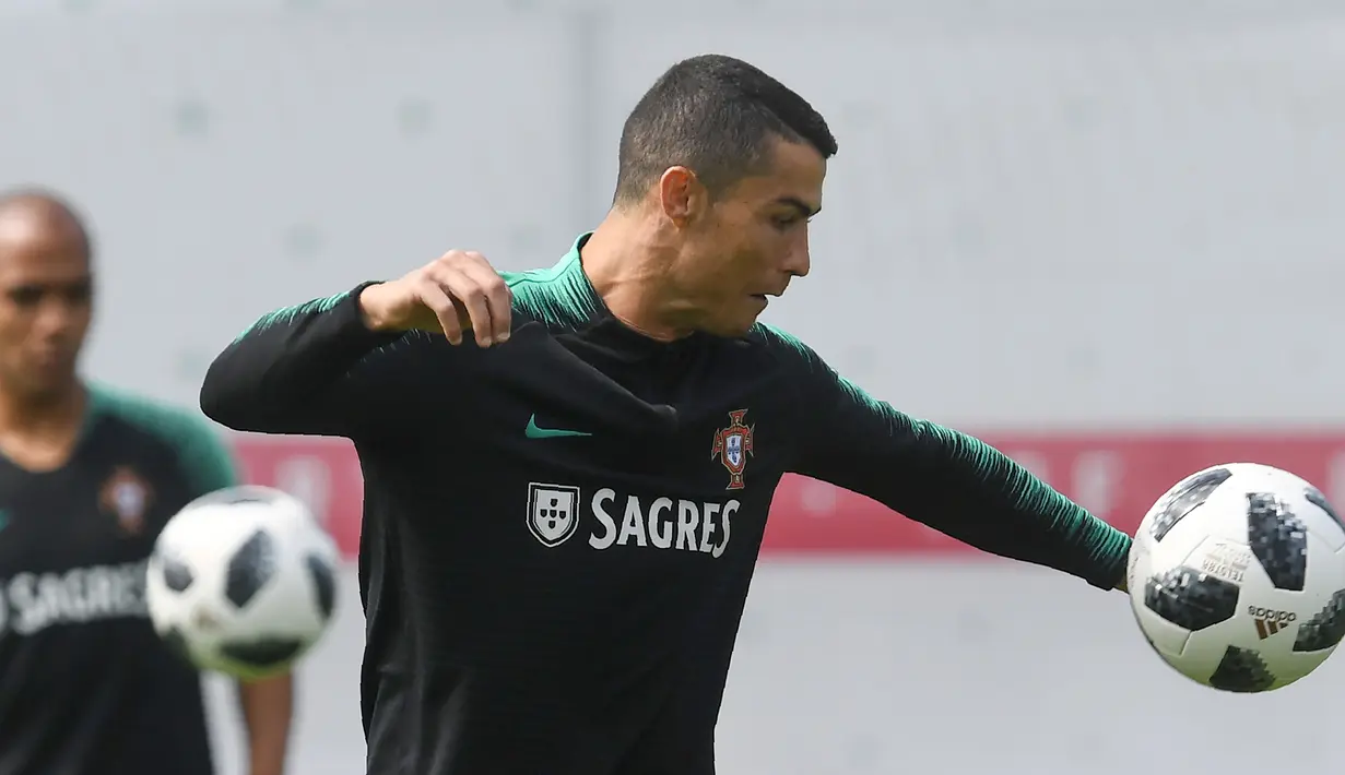 Bintang Portugal, Cristiano Ronaldo malakukan juggling saat sesi latihan tim di Kratovo, Moskow, (12/6/2018). Portugal akan mejalani laga perdana grup B melawan Spanyol. (AFP/Francisco Leong)