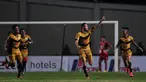 Pemain Mitra Kukar merayakan gol yang dicetak Patrick Dos Santos ke gawang Arema Cronus pada laga leg pertama semifinal Piala Jenderal Sudirman di Stadion Aji Imbut, Tenggarong, Sabtu (9/1/2016). Arema kalah 1-2 dari Mitra. (Bola.com/Kevin Setiawan)