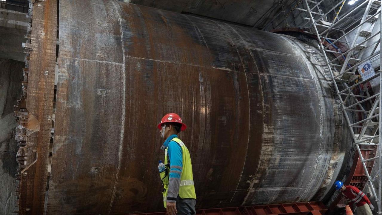 Dalam keterangannya, MRT Jakarta mengungkapkan bahwa TBM 1 mulai membangun terowongan dari sisi utara Stasiun Glodok menuju sisi selatan Stasiun Kota.