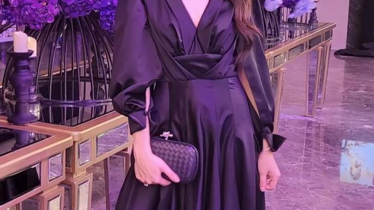 Ini gaya Ayu Ting Ting saat menghadiri resepsi pernikahan Kevin Sanjaya dan Valencia Tanoe.