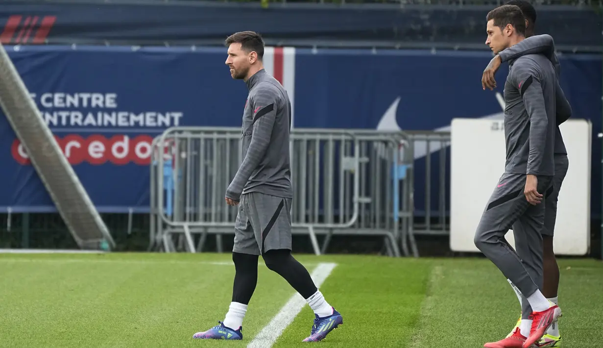 Penyerang PSG, Lionel Messi (kiri) bersama rekan-rekannya tiba menghadiri sesi latihan tim di Saint Germain-en-Laye, barat Paris, Senin (18/10/2021). PSG akan bermain melawan RB Leipzig pada Grup A Liga Champions di Stadion Parc des Princes. (AP Photo/Michel Euler)