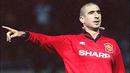 7. Eric Cantona (1996-1997), pemain iconic bagi publik Old Trafford. Meski tak lama namun gelandang asal Prancis ini cukup memberikan kesan mendalam bagi para pecinta Manchester United. (www.ryangiggs.cc)