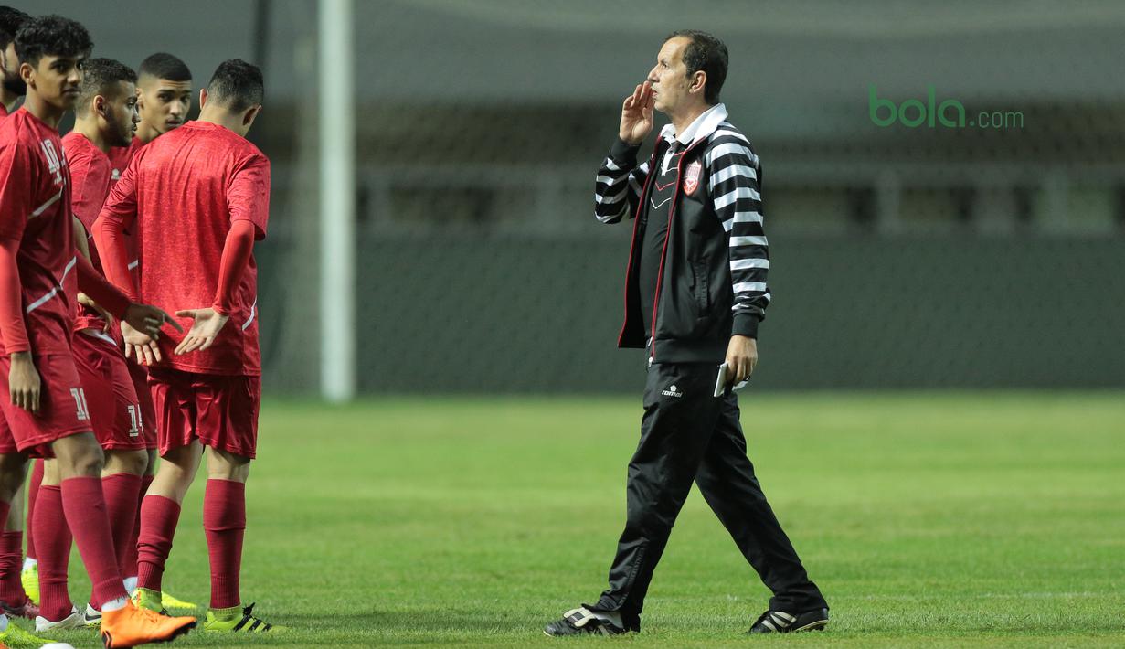 Pelatih Bahrain, Sammir Chamman memberikan arahan kepada timnya saat uji coba lapangan di Stadion Pakansari, Bogor, (26/4/2018). Bahrain tampil dengan pemain muda pada PSSI Anniversarry Cup 2018 . (Bola.com/Nick Hanoatubun)