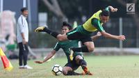 Pemain Indonesia U-19, Aulia Hidayat melompat menghindari tekel saat game internal di Lapangan A Kompleks GBK, Jakarta, Rabu (3/10). Laga internal ini untuk menentukan skuat utama Timnas Indonesia di Piala Asia U-19. (Liputan6.com/Helmi Fithriansyah)